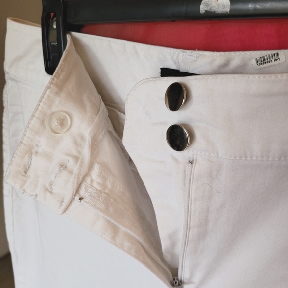 Larry Levine White Capri (308) NWOT - Picture 6 of 8